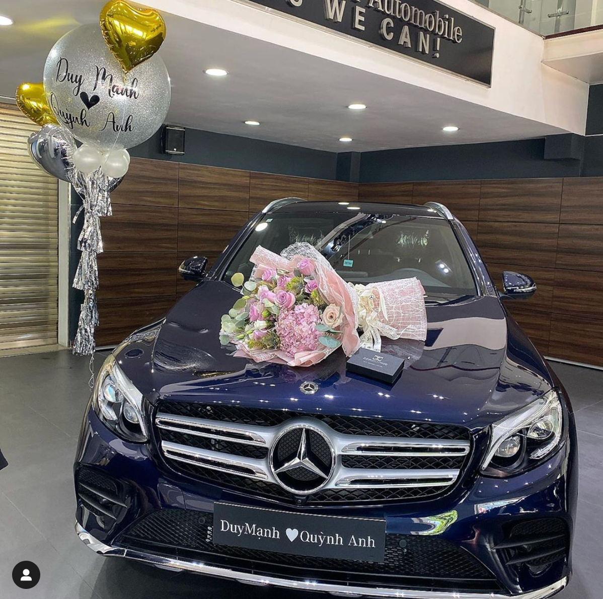 Quỳnh Anh đúng chuẩn "bạn gái nhà người ta" bởi vừa xinh đẹp lại tài giỏi. Ở tuổi 23, cô nàng khoe tự mua xế hộp đắt tiền mà không phải xin bố mẹ.