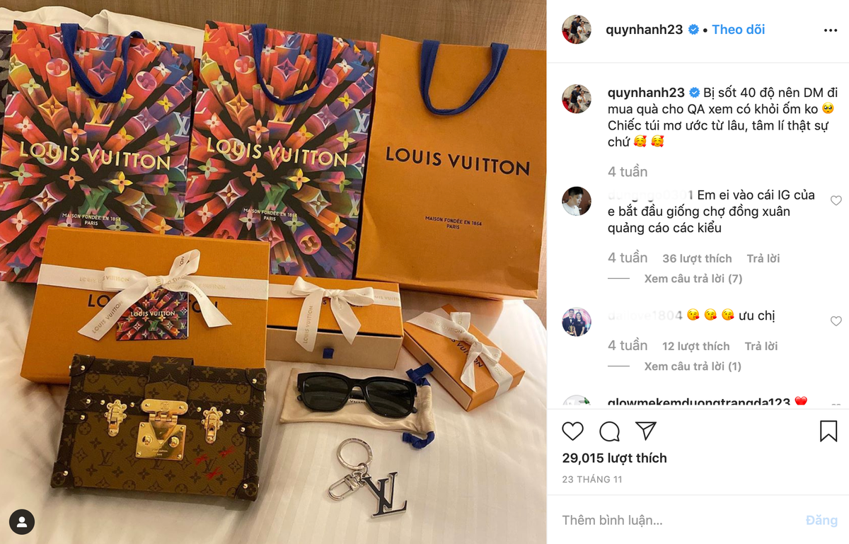 Trên trang cá nhân, bạn gái Duy Mạnh thường xuyên khoe được bạn trai cầu thủ mua tặng những món có đắt tiền, những chiếc túi, giày, mỹ phẩm đến từ các thương hiệu nổi tiếng như Dior, Louis Vuitton, Chanel,....