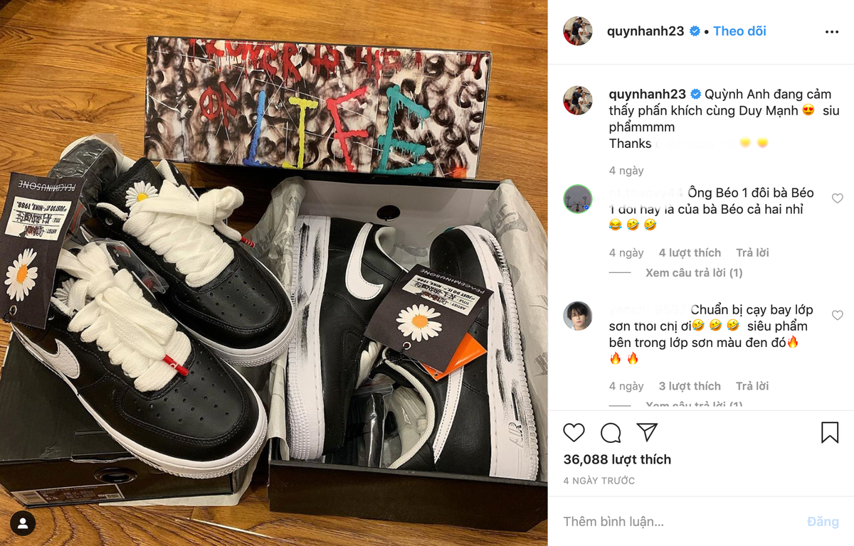 Cách đây không lâu, Quỳnh Anh cũng khoe cô và Duy Mạnh đã sở hữu đôi giày hoa cúc Nike do G-Dragon thiết kế khiến không ít người ghen tỵ bởi hiện tại đây đang là mẫu giày cực hot trên thế giới.