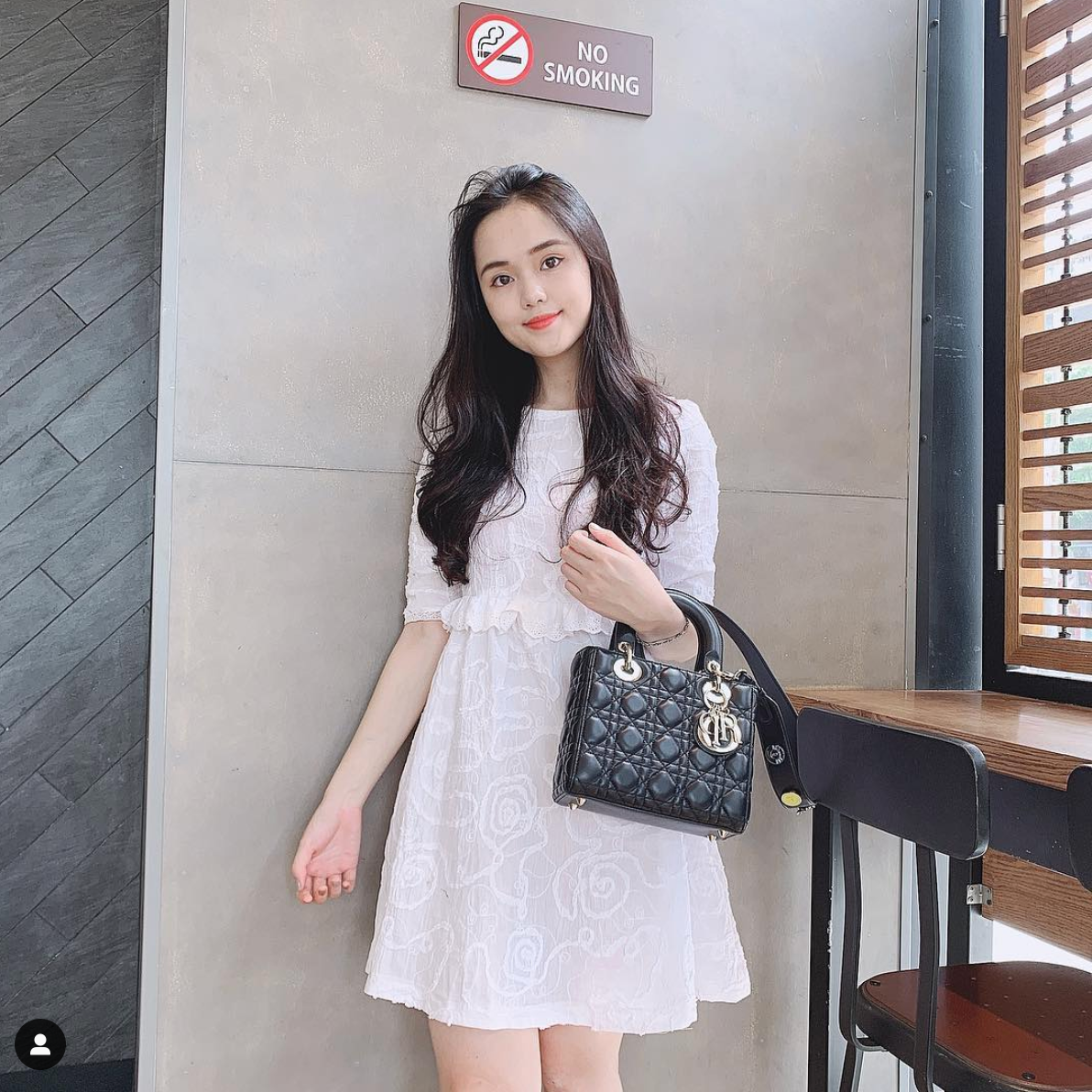 Hiện tại, Quỳnh Anh và chị gái, vợ Văn Quyết đang cùng kinh doanh mỹ phẩm và đồ ngủ. Cả hai có cửa hàng khá to tại Hà Nội.