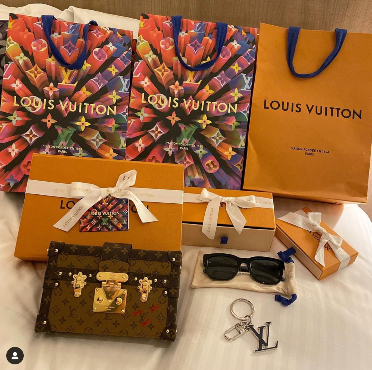 Bên cạnh việc sinh ra đã ở vạch đích, Quỳnh Anh cũng là hot girl cực giỏi trong việc kinh doanh. Cô nàng có cửa hàng bán đồ ngủ và mỹ phẩm cùng với chị gái, vợ của Văn Quyết.