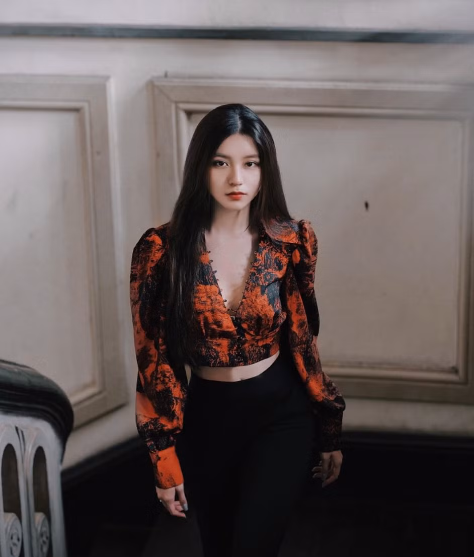 Là bạn thân của Võ Ngọc Trân trong hội hot girl Sài Gòn, Bâu cũng có con đường kinh doanh cực kỳ phát đạt. Sở hữu ngoại hình quá đỗi xinh đẹp, cô nàng vừa tự kinh doanh lại vừa làm mẫu ảnh nên số tiền kiếm được là con số khổng lồ.