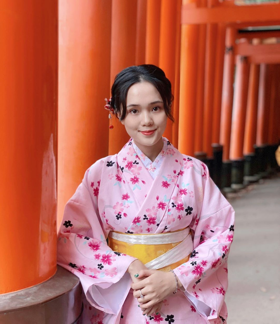 Quỳnh Anh, bạn gái Duy Mạnh là nàng WAG nổi tiếng vì chỉ sử dụng hàng hiệu và có cuộc sống ngập trong nhung gấm. Trên trang cá nhân, cô nàng thường xuyên chia sẻ những lần mua sắn những đồ hiệu đắt tiền mà không phải ai cũng dám mơ tới.