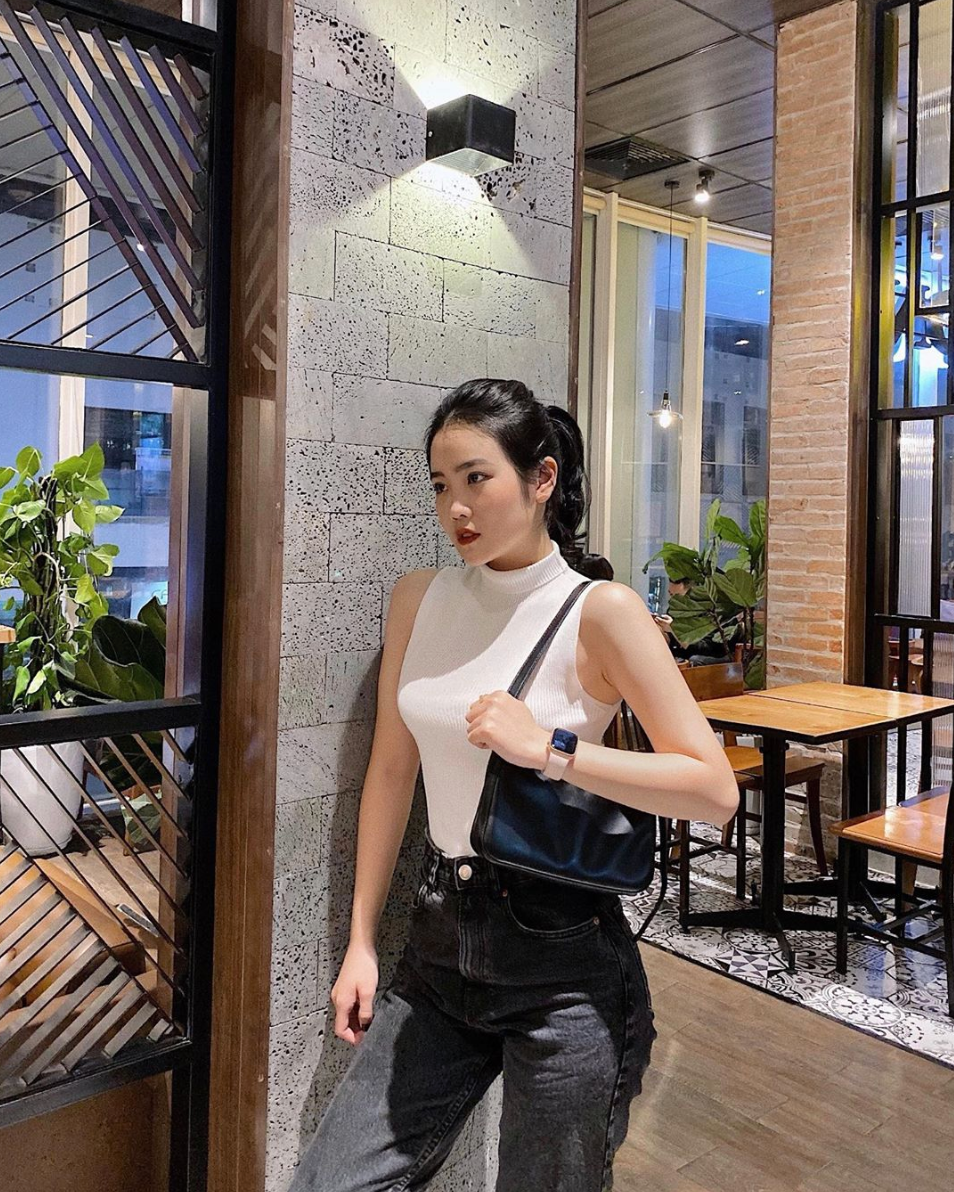 Hoàng Anh Ốc, bạn gái Văn Hậu cũng là hot girl khá siêng năng trong việc kiếm tiền. Dù không kinh doanh nhưng cô nàng kiếm kha khá từ việc làm KOL, quảng cáo các sản phẩm trên trang cá nhân.