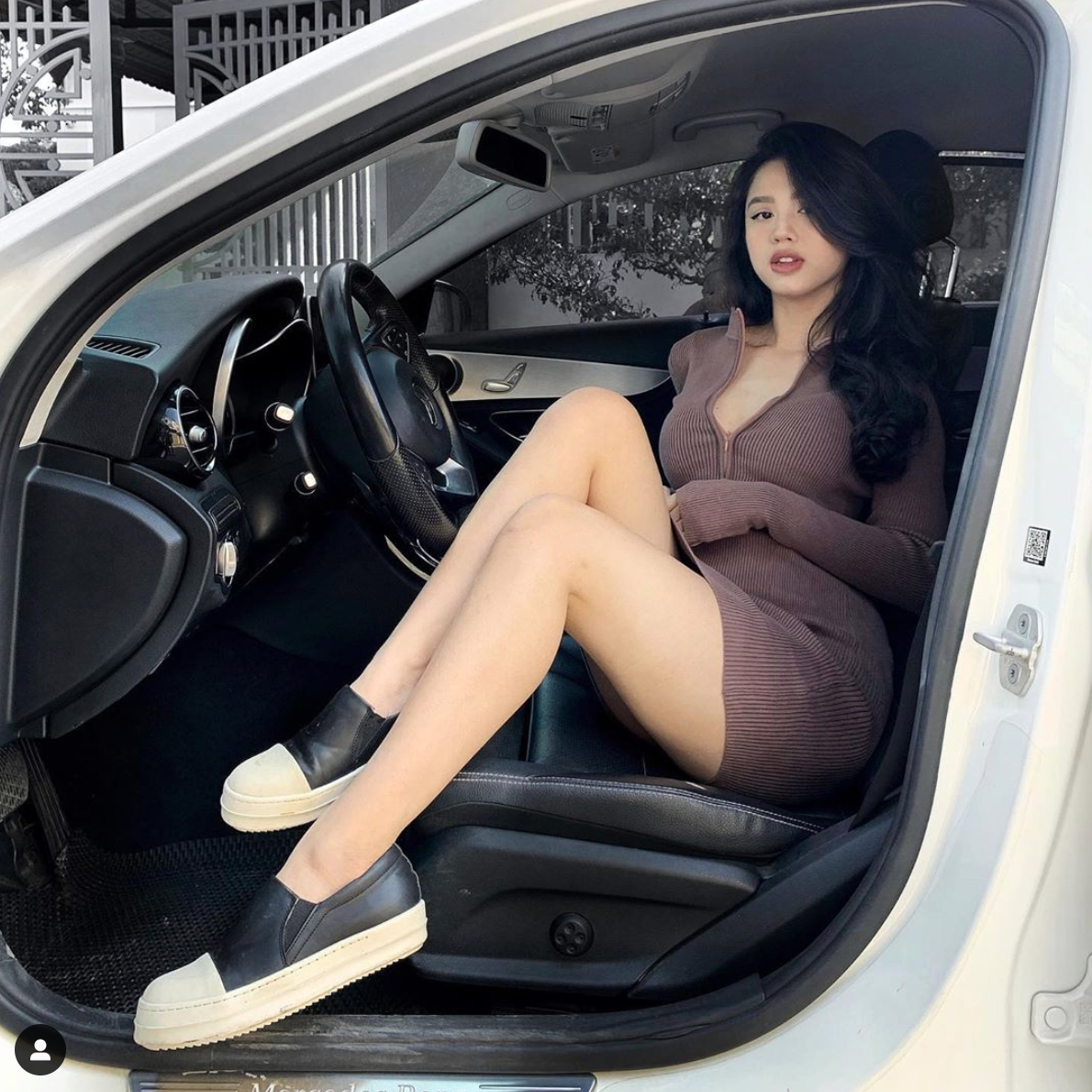 Hàn Hằng, hot girl sở hữu gần 400 nghìn lượt theo dõi trên mạng xã hội cũng siêng năng kiếm tiền từ việc làm KOL trên mạng xã hội. Chắc chắn với độ nổi tiếng của mình, cô nàng kiếm được số tiền không nhỏ từ mỗi hợp đồng quảng cáo.