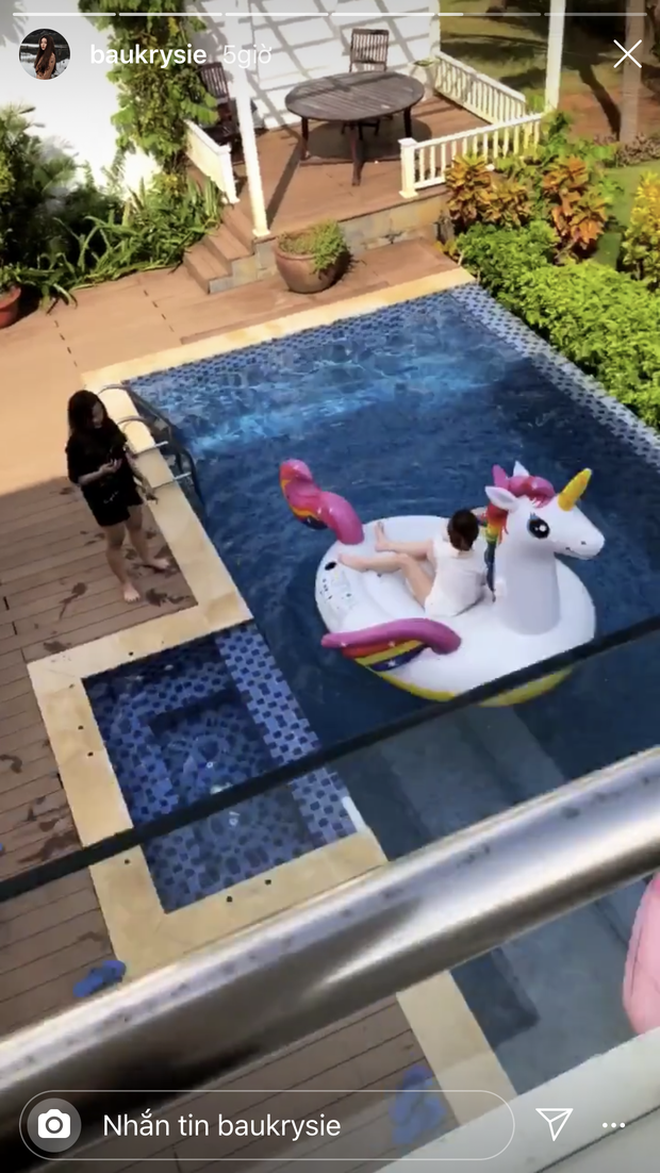 Chẳng thế mà cô nàng luôn dư thừa ngân sách để tận hưởng những chuyến du lịch sang trọng, thậm chí thuê riêng biệt thự trong ngày sinh nhật của người tình đồng tính.