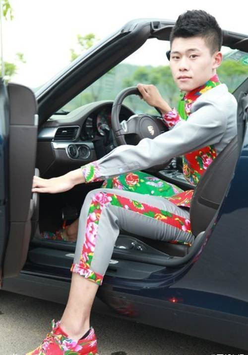 Sinh viên của trường trung cấp hàng không Tây Nam, Thành Đô, Tứ Xuyên, Trung Quốc mới đây đã khiến cộng đồng mạng nước này xôn xao khi tung ảnh lễ tốt nghiệp như liên hoan phim cực xa hoa và hoành tráng.