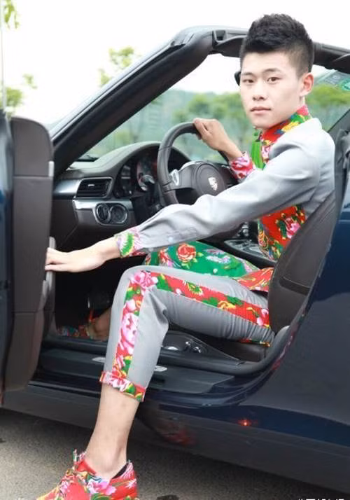 Sinh viên của trường trung cấp hàng không Tây Nam, Thành Đô, Tứ Xuyên, Trung Quốc mới đây đã khiến cộng đồng mạng nước này xôn xao khi tung ảnh lễ tốt nghiệp như liên hoan phim cực xa hoa và hoành tráng.