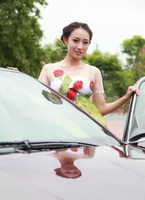 Khi loạt ảnh của những sinh viên này được lan truyền trên mạng, nhiều người đã so sánh buổi lễ tốt nghiệp của những sinh viên này chẳng khác nào liên hoan phim Cannes, nơi các sao phô trương những gì lộng lẫy nhất.