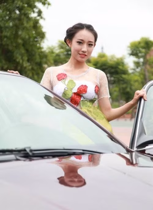 Khi loạt ảnh của những sinh viên này được lan truyền trên mạng, nhiều người đã so sánh buổi lễ tốt nghiệp của những sinh viên này chẳng khác nào liên hoan phim Cannes, nơi các sao phô trương những gì lộng lẫy nhất.