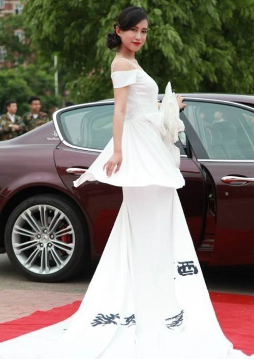 Những sinh viên dự lễ diện những trang phục lộng lẫy nhất, bước xuống từ những chiếc siêu xe như Porsche, Maserati, tạo dáng trên thảm đỏ như những siêu sao thực thụ.