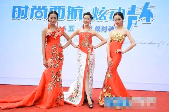 "Lần này các sinh viên được bước trên thảm đỏ có thể coi như đặt dấu chấm tròn hoàn mỹ cho thời gian học tập của mình", một tiếp viên hàng không chuyên nghiệp có mặt trong buổi lễ tốt nghiệp chia sẻ.