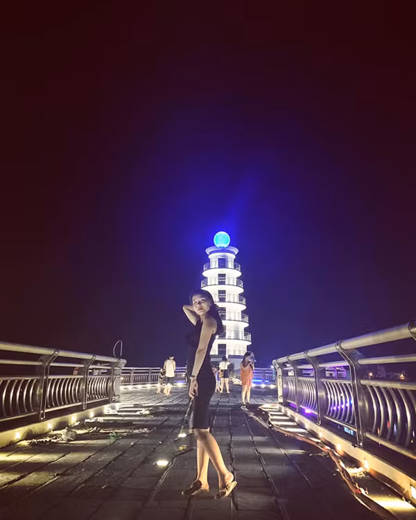 Bởi vậy, dù đứng ở bất kì chỗ nào trên cầu, tạo dáng đơn giản, bạn trẻ sẽ có ngay những pô hình sống ảo lung linh.