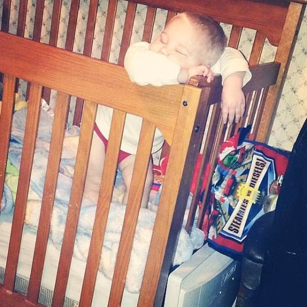 Em bé này đã chứng minh, đứng cũng có thể ngủ.