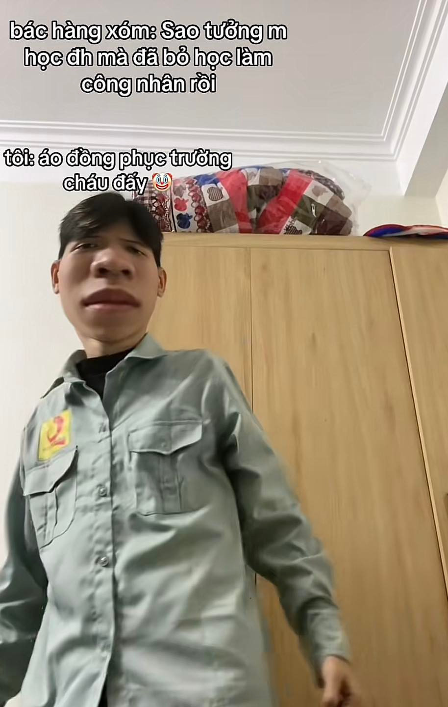 Nhiều người đã bình luận hài hước: "Ông không nói tui cũng tưởng mặc áo công nhân haha", "có khi nào cô hàng xóm không tin mà nghĩ thằng này làm công nhân thật nhưng không dám nhận không".