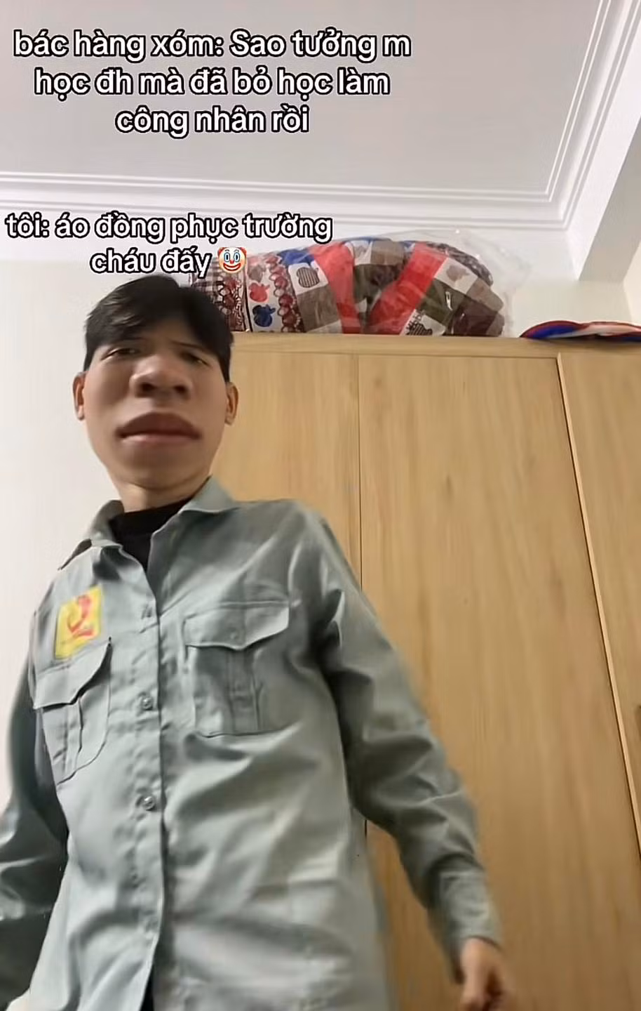 Nhiều người đã bình luận hài hước: "Ông không nói tui cũng tưởng mặc áo công nhân haha", "có khi nào cô hàng xóm không tin mà nghĩ thằng này làm công nhân thật nhưng không dám nhận không".