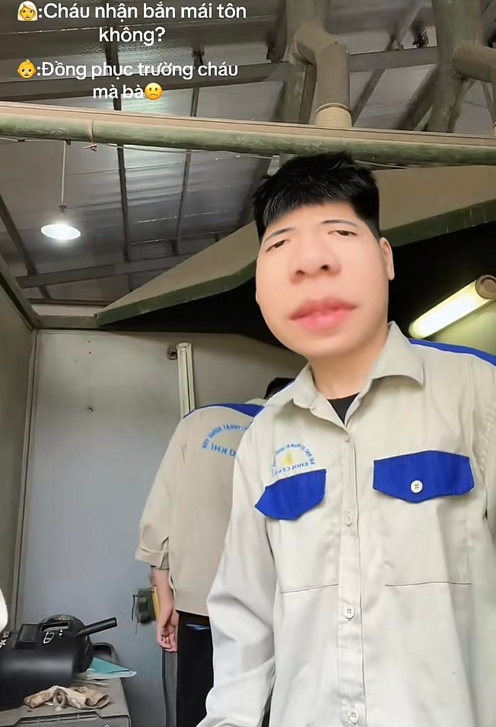 Đang mặc đồng phục trường thì bị người khác chạy lại hỏi về dịch vụ bắn mái tôn...