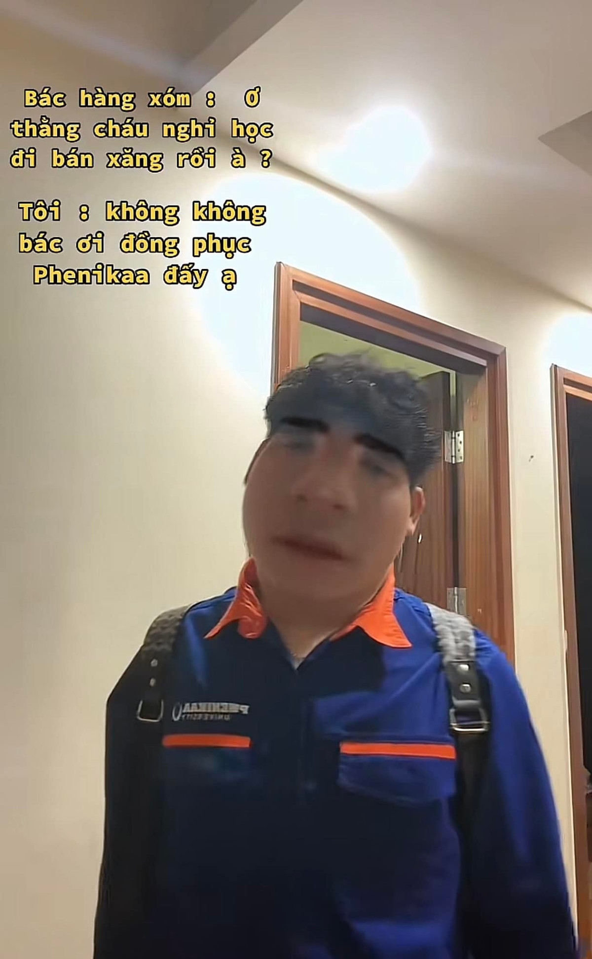 Đồng phục của trường đại học nhưng sao cứ hao hao đồng phục của nhân viên bán xăng.