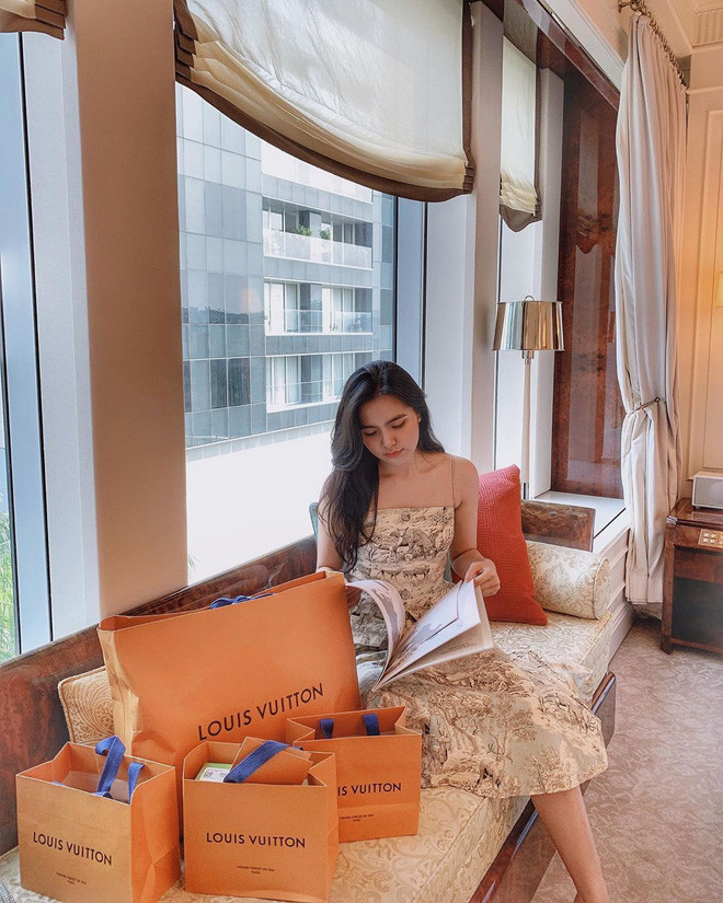 Ở tuổi 19, Hồ Thiên Trang tự tin với nguồn thu nhập mình kiếm được từ việc làm mẫu ảnh cũng như vô số công việc làm thêm khác. Có tháng may mắn, con số cô nàng thu về lên tới cả 100 triệu.