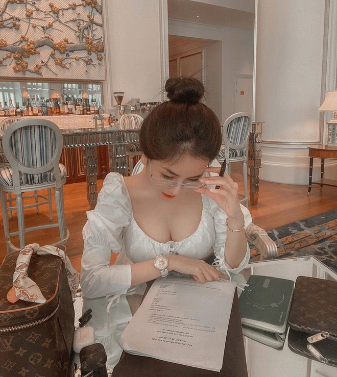 Cư dân mạng không còn gì lạ lẫm khi hot girl nổi tiếng này liên tục khoe hình ảnh sắm đồ hiệu hay đi du lịch khắp mọi nơi.