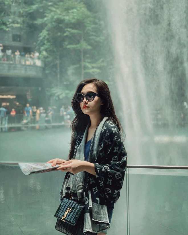 Với nguồn thu nhập không hề ít ỏi, hot girl này không chỉ tự mua nhà mà cô còn sở hữu khá nhiều hàng hiệu đắt đỏ.