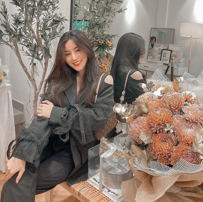 Không thua kém Thiên Trang, Võ Ngọc Trân cũng theo đuổi kinh doanh song song việc học. Hiện tại hot girl này sở hữu đến 3 trang bán hàng online bao gồm các mặt hàng như quần áo, mỹ phẩm.