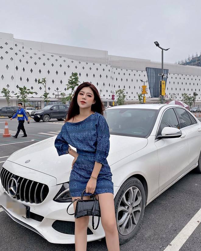 "Bạn gái tin đồn" của cầu thủ Quang Hải - Nguyễn Thảo cũng là hot girl nổi đình đám khi tự kinh doanh và sở hữu riêng 1 con Mercedes.