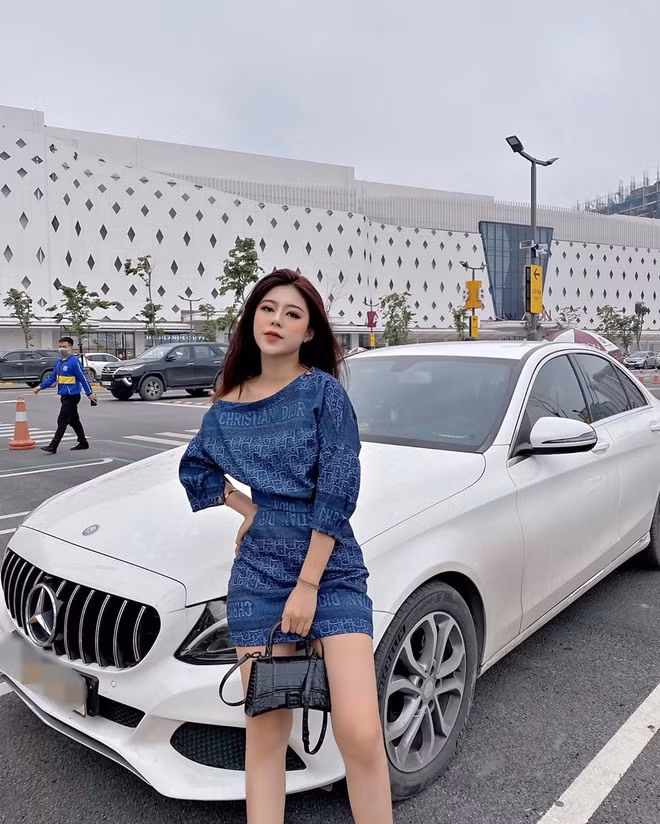 "Bạn gái tin đồn" của cầu thủ Quang Hải - Nguyễn Thảo cũng là hot girl nổi đình đám khi tự kinh doanh và sở hữu riêng 1 con Mercedes.