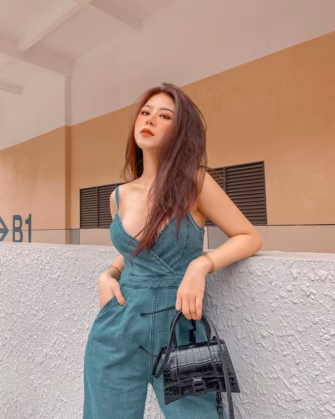 Từ khi vụ việc chàng tiền vệ bị lộ tin nhắn yêu đượng, tên tuổi của Nguyễn Thảo cũng được biết đến nhiều hơn.