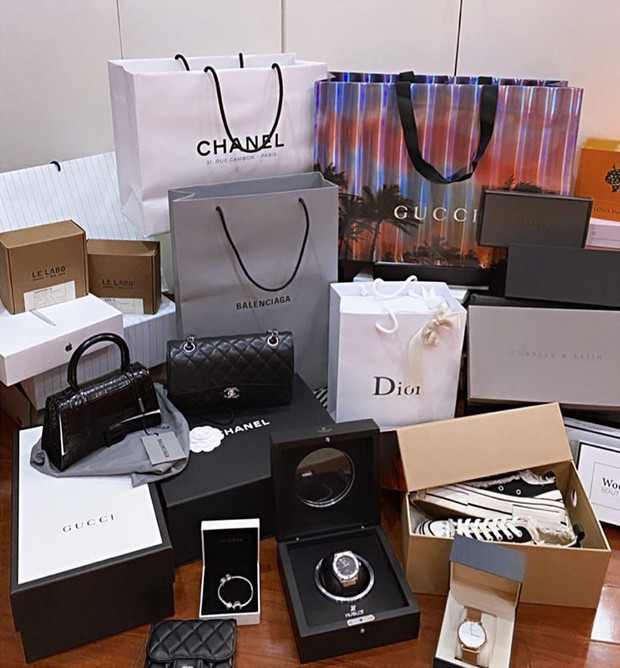 Xinh đẹp chưa đủ, cô nàng còn sở hữu cho mình rất nhiều đồ hiệu và thi thoảng unbox vài món khiến dân tình xuýt xoa.