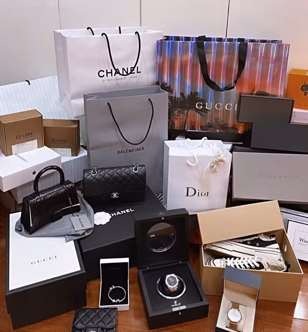 Xinh đẹp chưa đủ, cô nàng còn sở hữu cho mình rất nhiều đồ hiệu và thi thoảng unbox vài món khiến dân tình xuýt xoa.