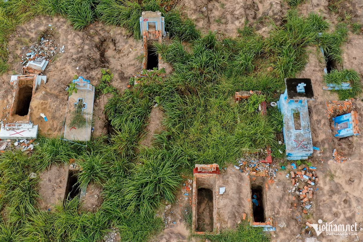 Ở phía còn lại, giai đoạn 2 với 4.239 mộ cũng đã cơ bản hoàn thành di dời. Giai đoạn 3 dự kiến hoàn thành trong năm 2025. 