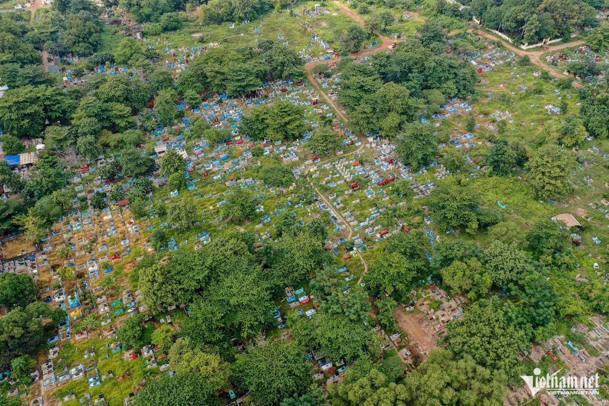 Nghĩa trang Bình Hưng Hòa (quận Bình Tân) rộng hơn 40ha, xây dựng từ trước năm 1975 với khoảng 54.000 ngôi mộ. Đây là một trong những công trình trọng điểm trên địa bàn cần di dời với mục tiêu đầu tư hạ tầng, trường học, công viên trên phần đất này vào năm 2025.