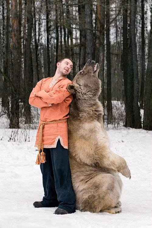 Năm 3 tuổi, Steven bị dính bẫy nhưng may mắn cho chú gấu nâu này là gặp được Yuri, một nhà bảo vệ động vật. Yuri cứu sống Steven và nuôi nấng chú gấu nâu một cách chu đáo.