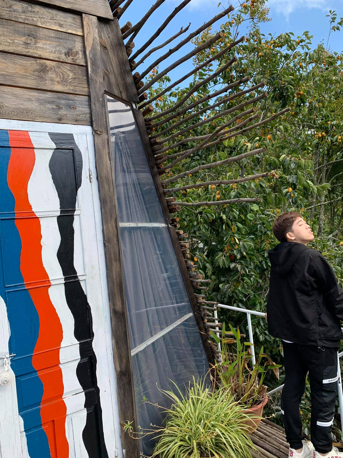 Có những tấm, nhân vật chính thì đứng tít bên góc, bị khuất tay, chân, mặt mũi. Tưởng trọng tâm bức ảnh là khung cảnh nhưng cũng chả đâu vào đâu.