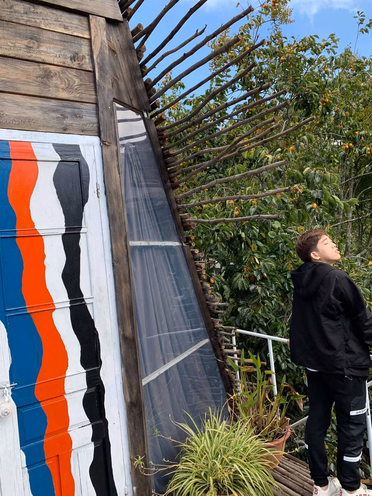 Có những tấm, nhân vật chính thì đứng tít bên góc, bị khuất tay, chân, mặt mũi. Tưởng trọng tâm bức ảnh là khung cảnh nhưng cũng chả đâu vào đâu.