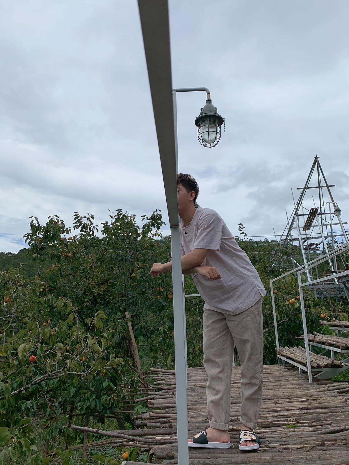 Hoàng Anh cũng cho biết cậu chàng đã quá quen với việc này vì cả nhóm bạn không ai chụp hình có tâm. Chuyến du lịch Đà Lạt lần này là nhân dịp sinh nhật bản thân và có lẽ bộ ảnh "hú hồn" chính là món quà mà cô bạn thân dành tặng.