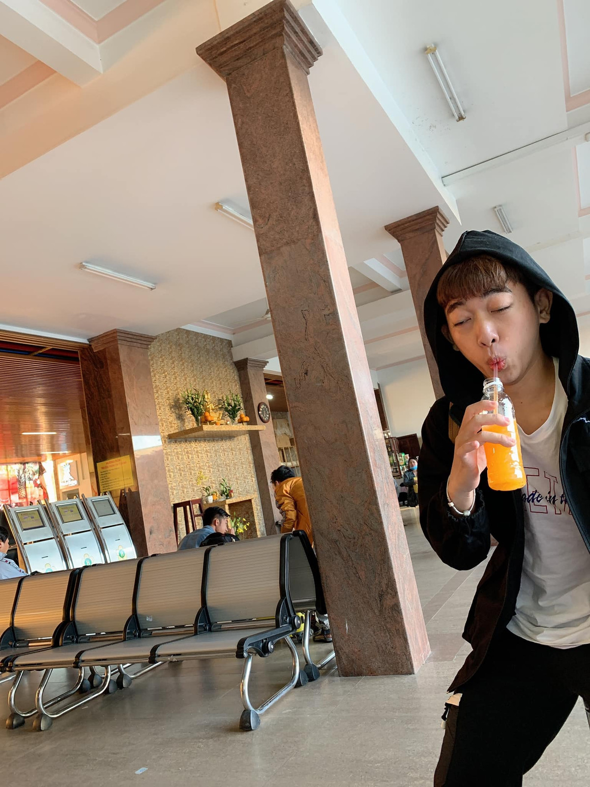 Không có nổi một tấm hình ra hồn khi trở về từ vùng đất mộng mơ Đà Lạt, Hoàng Anh quyết định đăng tải toàn bộ hình ảnh được cô bạn thân chụp lên mạng xã hội đi kèm dòng cap đầy tức tối: "Đừng hỏi tại sao đi du lịch không bao giờ up hình".