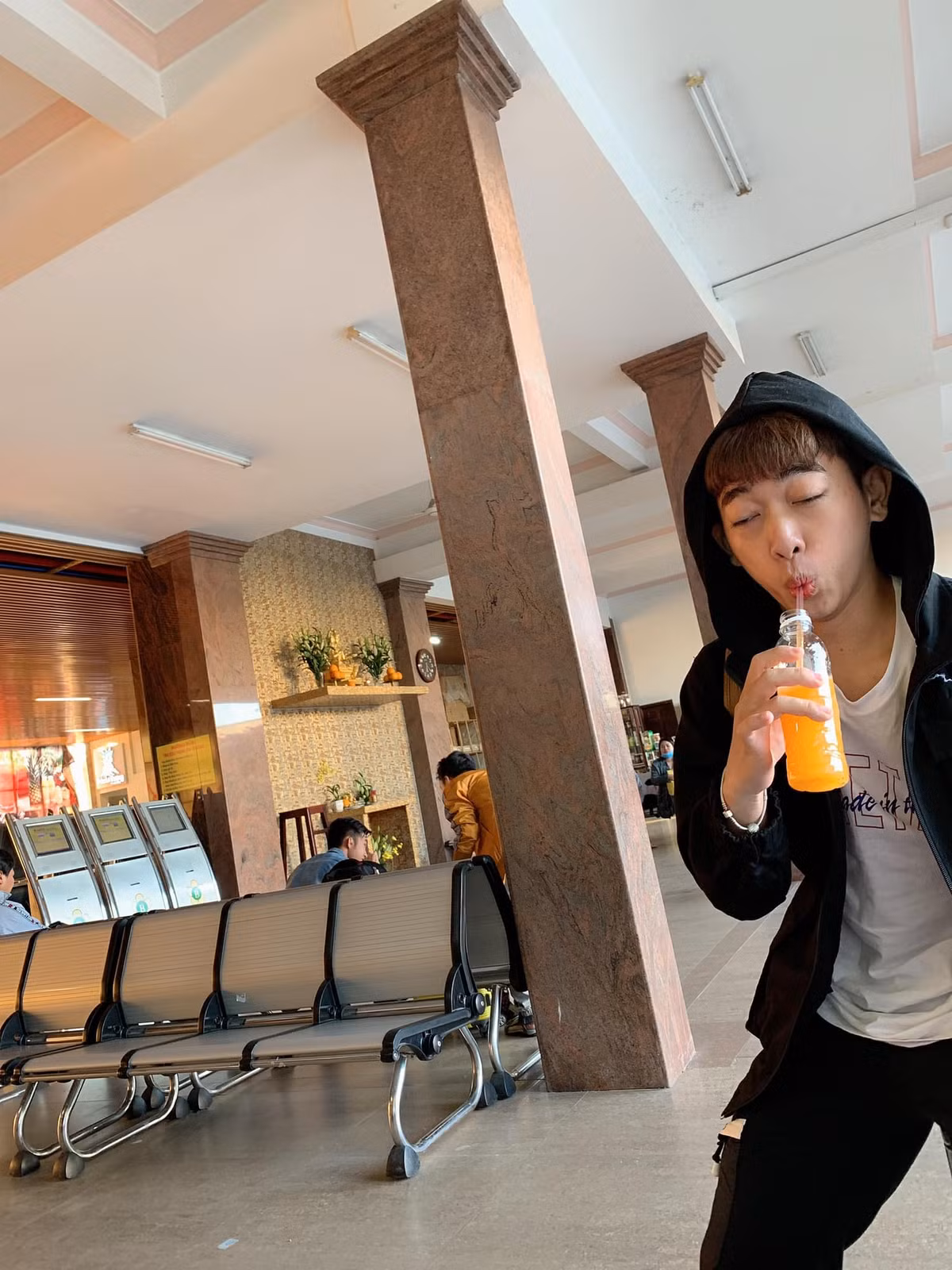 Không có nổi một tấm hình ra hồn khi trở về từ vùng đất mộng mơ Đà Lạt, Hoàng Anh quyết định đăng tải toàn bộ hình ảnh được cô bạn thân chụp lên mạng xã hội đi kèm dòng cap đầy tức tối: "Đừng hỏi tại sao đi du lịch không bao giờ up hình".