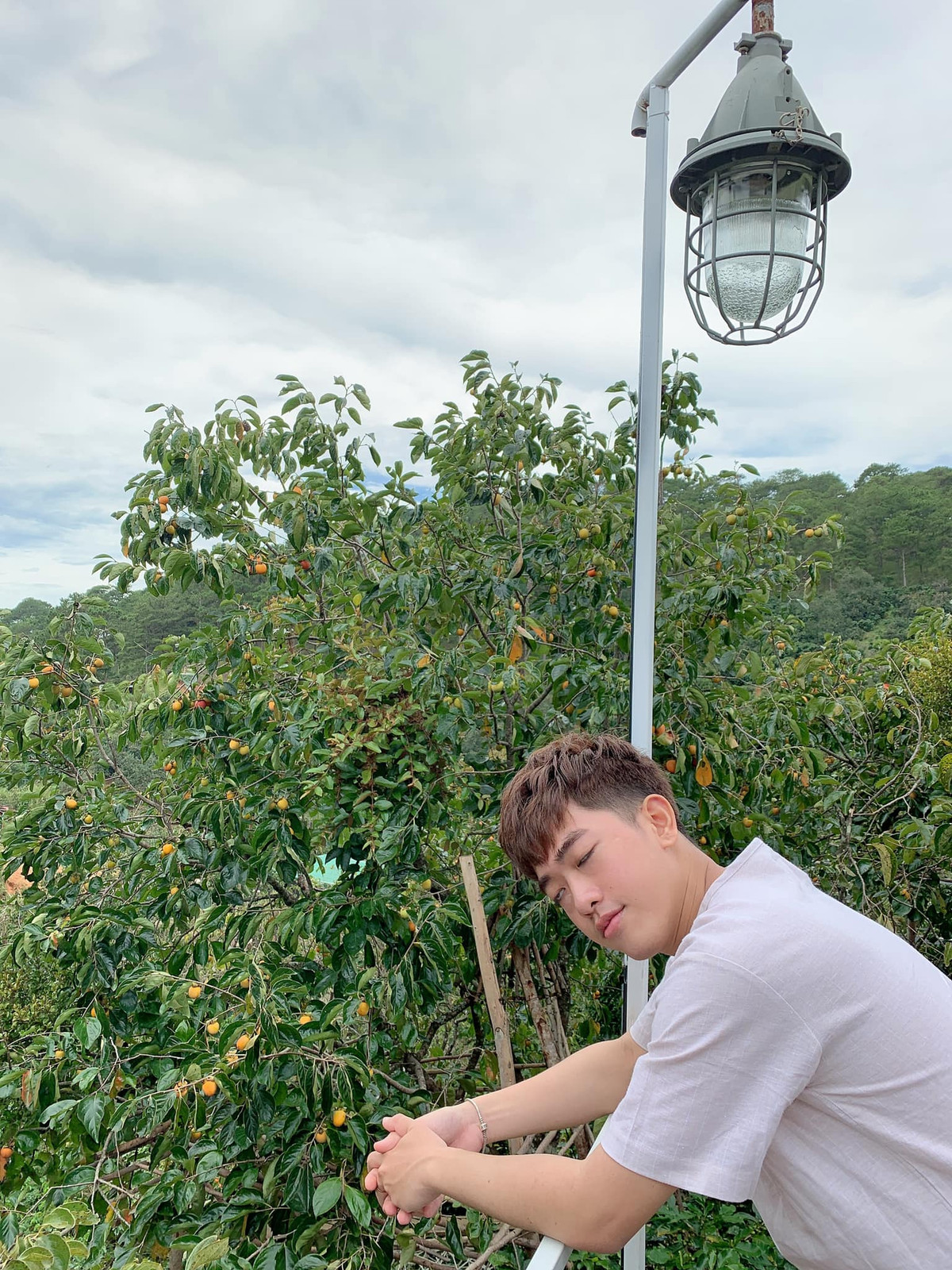 Tình trạng "chụp cho bạn hết mình, bạn chụp cho mình hết hồn" chẳng còn xa lạ đối với những người mê "sống ảo". Thế nhưng để đạt tới trình độ chụp "xấu đẳng cấp" như những bức hình check-in Đà Lạt của Hoàng Anh thì quả ai cũng phải bái phục.