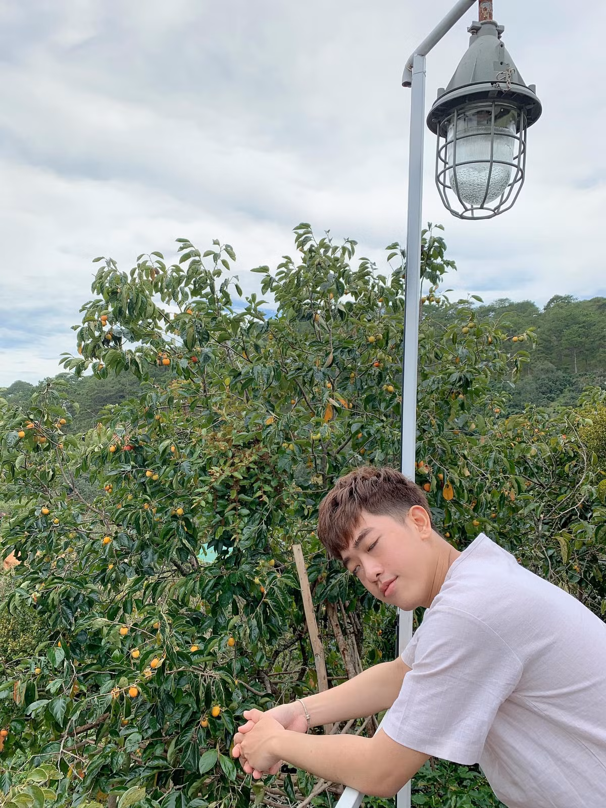 Tình trạng "chụp cho bạn hết mình, bạn chụp cho mình hết hồn" chẳng còn xa lạ đối với những người mê "sống ảo". Thế nhưng để đạt tới trình độ chụp "xấu đẳng cấp" như những bức hình check-in Đà Lạt của Hoàng Anh thì quả ai cũng phải bái phục.