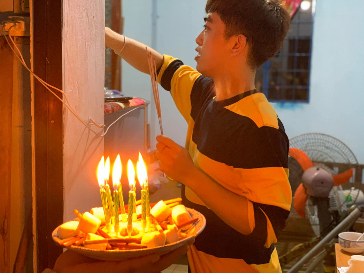 Bức ảnh sinh nhật đáng nhớ của cậu bạn Lê Thanh Hoàng Anh khiến mọi người "cười mệt nghỉ".