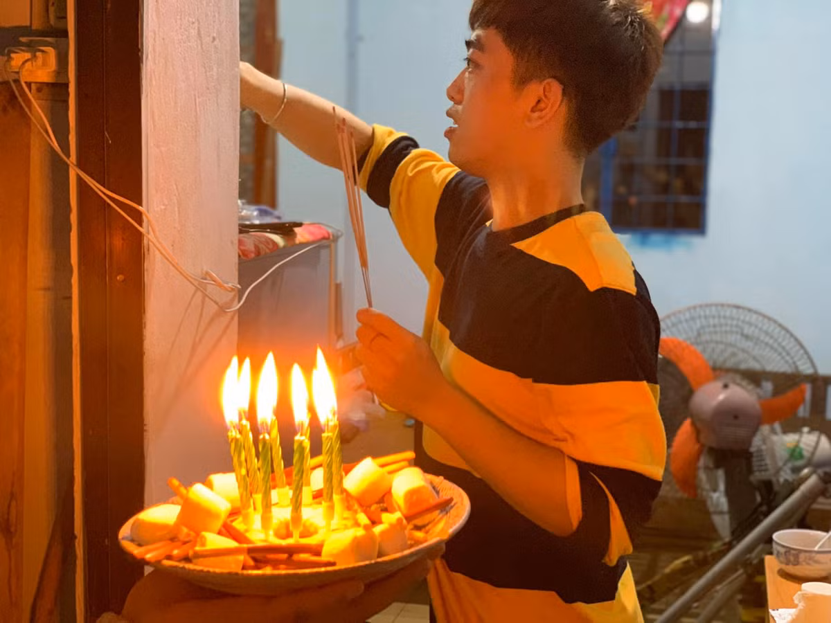 Bức ảnh sinh nhật đáng nhớ của cậu bạn Lê Thanh Hoàng Anh khiến mọi người "cười mệt nghỉ".