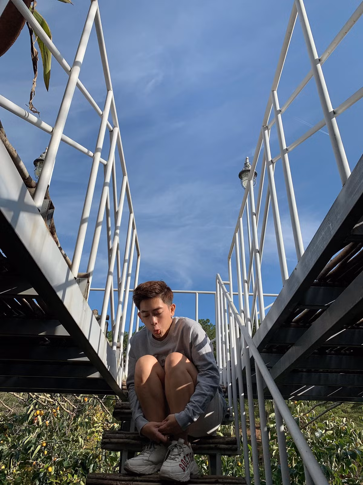 Không chỉ khiến người xem cười "té ghế", Hoàng Anh còn nhận được rất nhiều bình luận bày tỏ sự đồng cảm vì chơi với bạn chụp hình không có tâm, đó là nỗi bất hạnh lớn nhất.