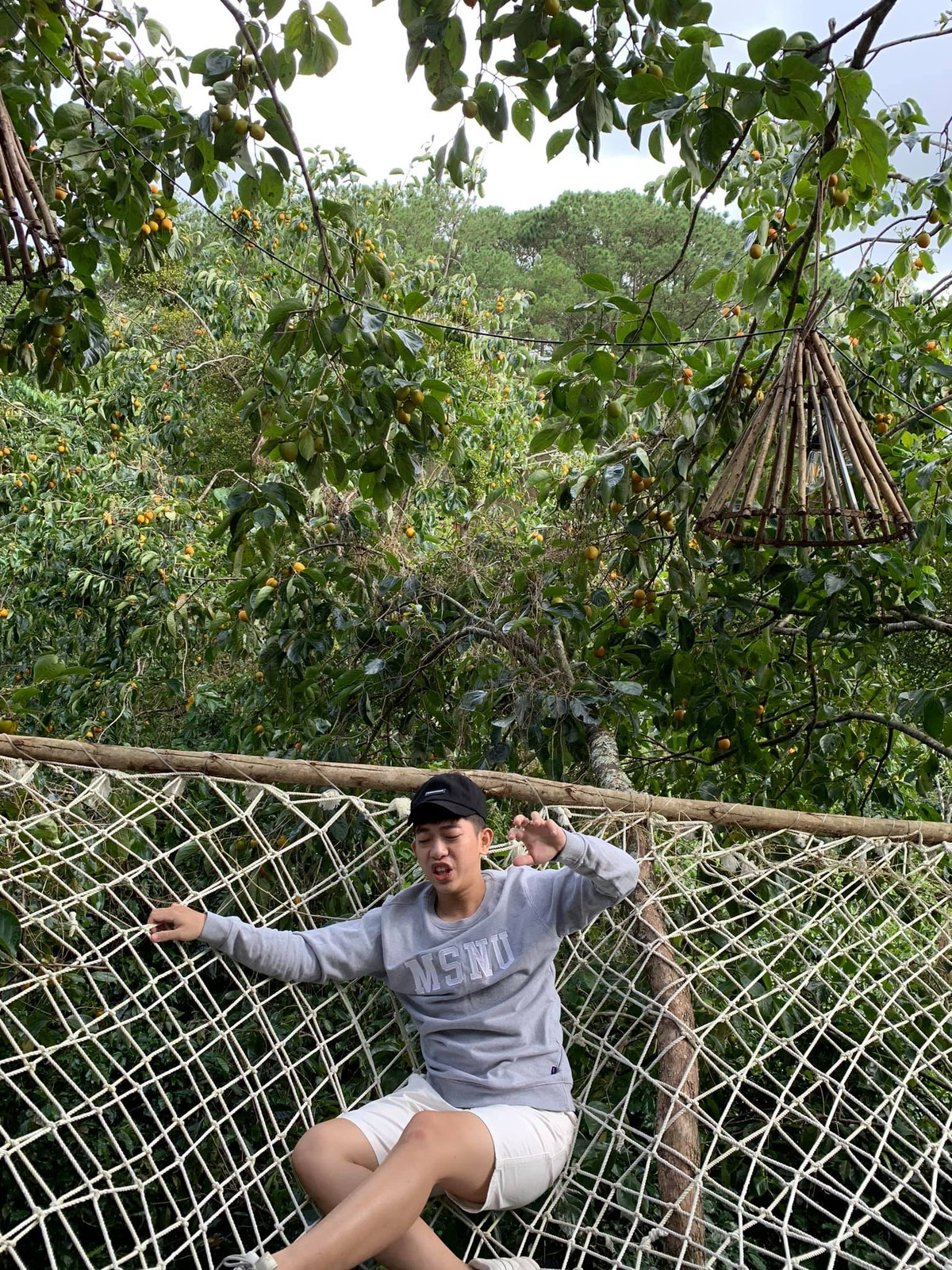 Mặc dù khung cảnh rất đẹp, cây xanh, mấy trắng, tiết trời dịu dàng nhưng những bức ảnh mà Hoàng Anh được bạn thân chụp cho vô cùng đáng sợ.