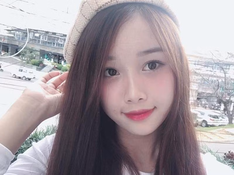 Cụ thể trước đó, trong 1 bài đăng, Trang Nhung chia sẻ về việc mình không biết xem đồng hồ kim. Ngay sau đó, người yêu Văn Toàn bị anti fan nhật xét là kém thông minh và thiếu tư cách.