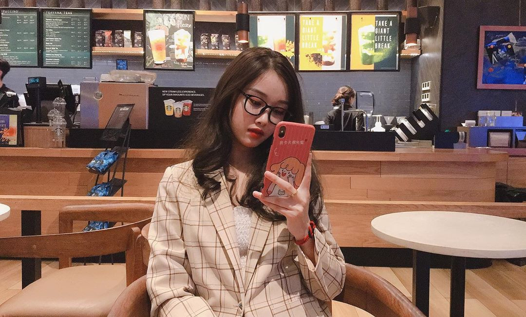  Bạn gái Văn Toàn, Nguyễn Trang Nhung (Nhung Bum) đã tốt nghiệp khoa Tài chính ngân hàng của một trường đại học tại Hà Nội và hiện đang làm việc ở một ngân hàng khá có tiếng.