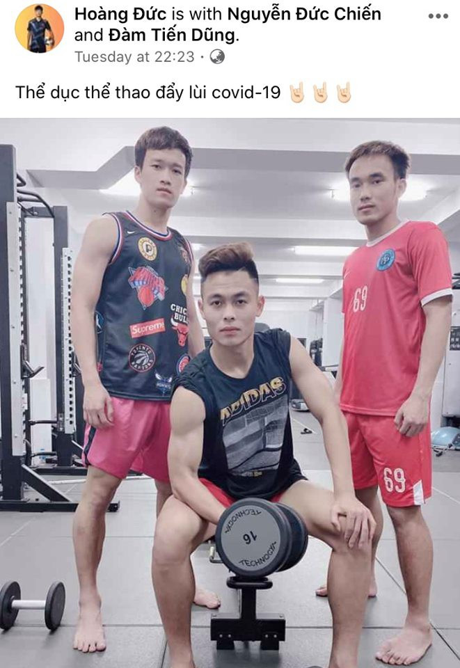 Các cầu thủ Viettel tranh thủ nghỉ dịch để luyện tập thể thao, tăng cường sức khỏe.