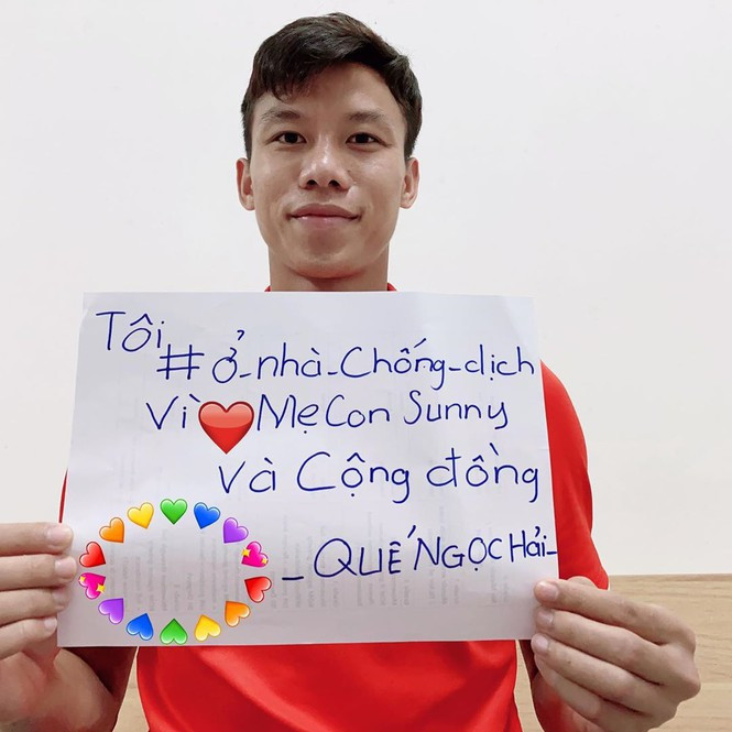 Quế Ngọc Hải tham gia trào lưu #Stayhome, tuyên truyền toàn dân ở nguyên trong nhà tránh đại dịch COVID-19 lây lan. "Tôi ở nhà vì mẹ con Sunny và cộng đồng" - Đội trưởng tuyển Việt Nam viết.