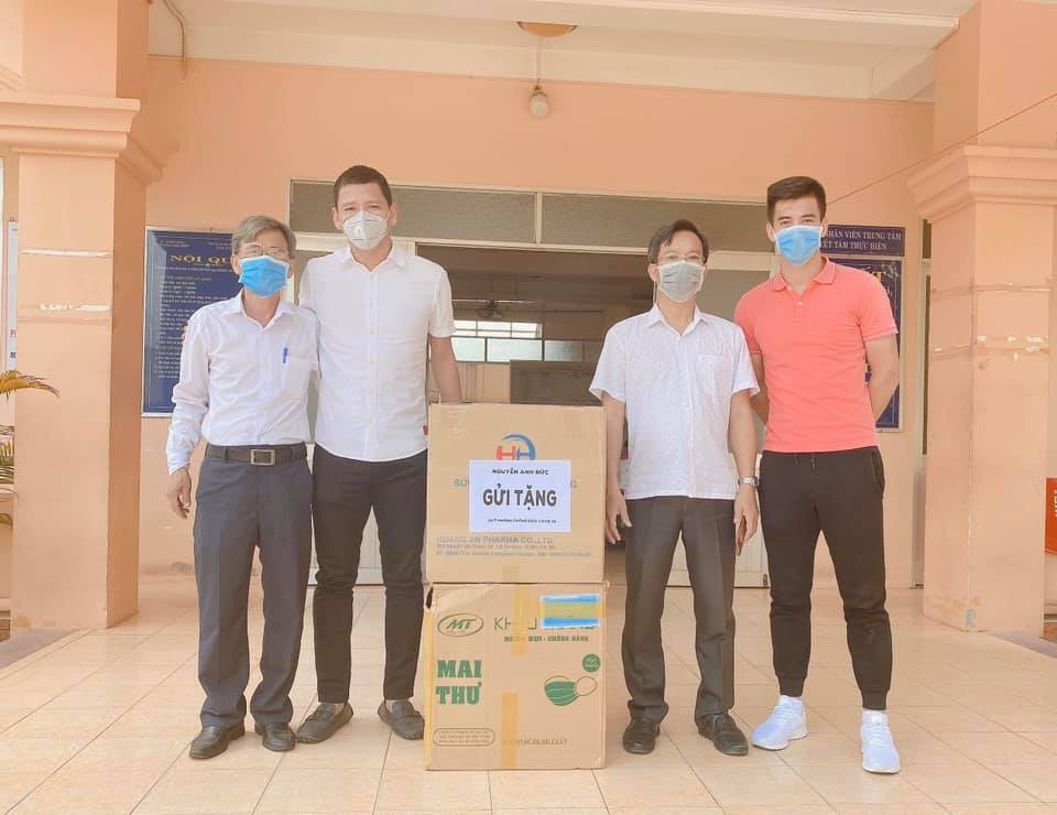 "Một chút công sức nhỏ của Linh và Anh Đức. Hy vọng sẽ có nhiều người chung tay vì 1 cộng đồng không còn COVID-19" - Tiền đạo Becamex Bình Dương Nguyễn Tiến Linh viết trên mạng xã hội.